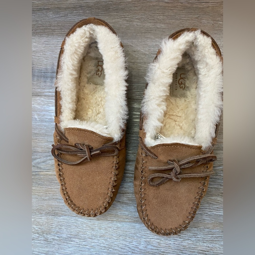 UGG DAKOTA MOCCASIN SLIPPERS
SIZE 5